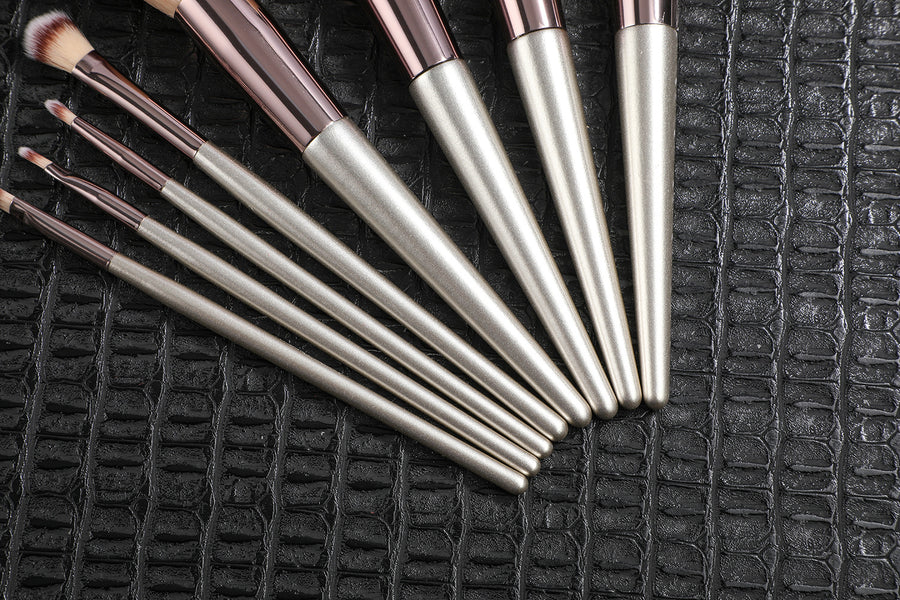 Beige 18-Piece Makeup Brush Set - Professional Synthetic Fiber Brushes with Wooden Handles for Flawless Beauty