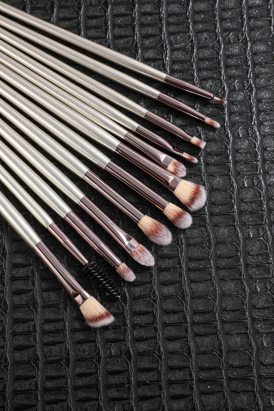 Pink 18-Piece Makeup Brush Set - Professional Synthetic Fiber Brushes with Wooden Handles for Flawless Beauty